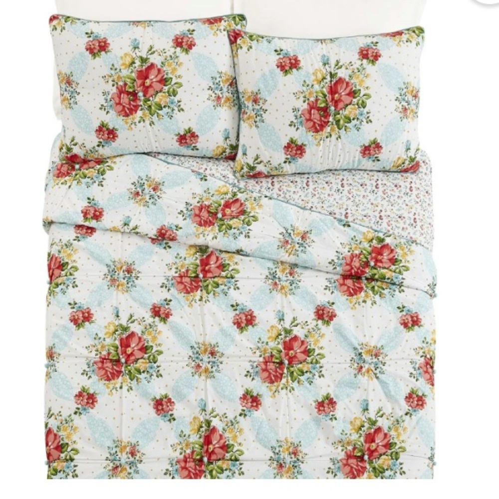 Pioneer women quilt with shams